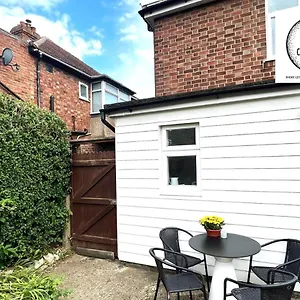  Apartment 3 Bedroom House With Parking & Garden By Cherry Short Lets & Serviced